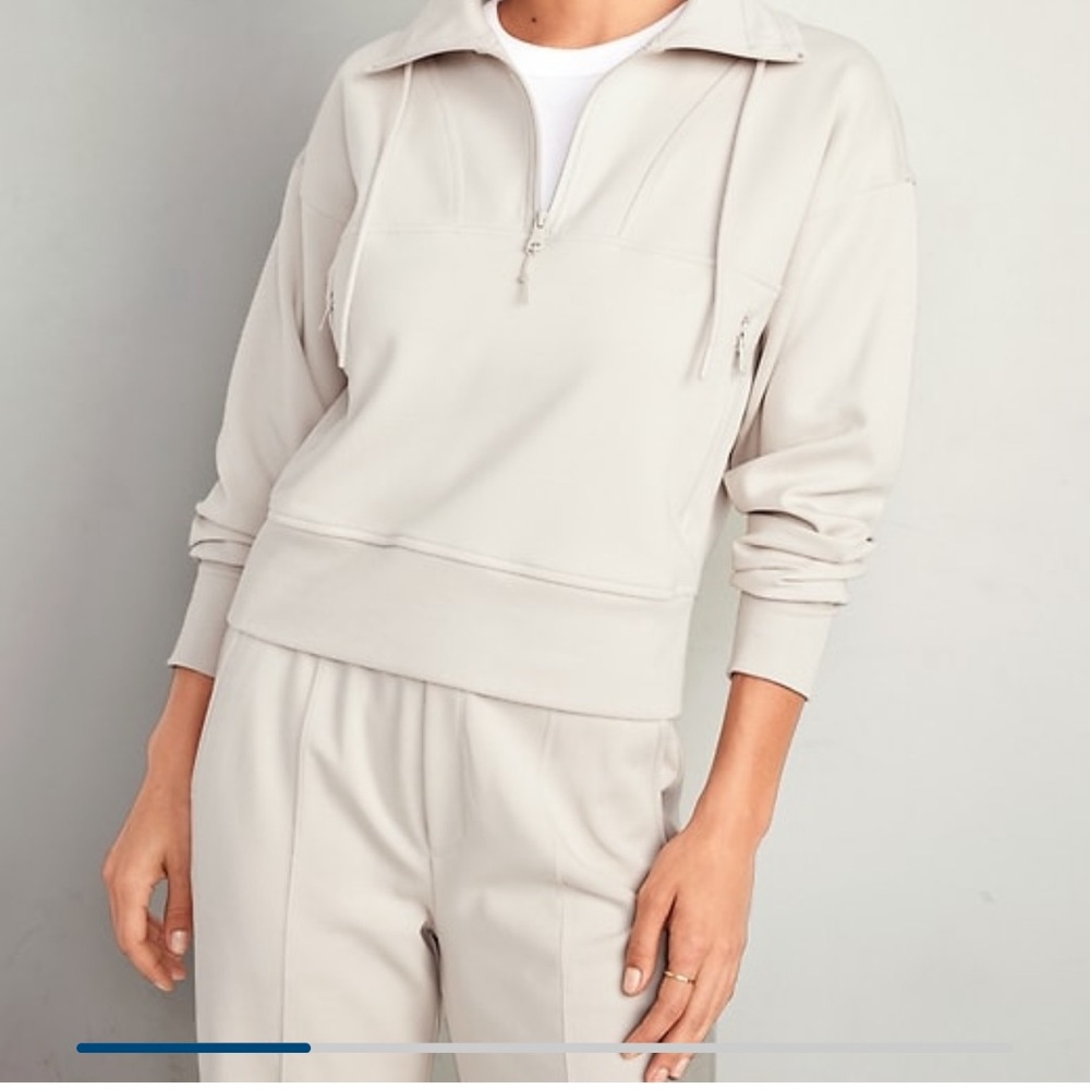 Old Navy Women’s sweatshirt.